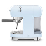 Pastellblaue Smeg Espressomaschine ECF02PBEU mit schlankem Design und Siebträger.