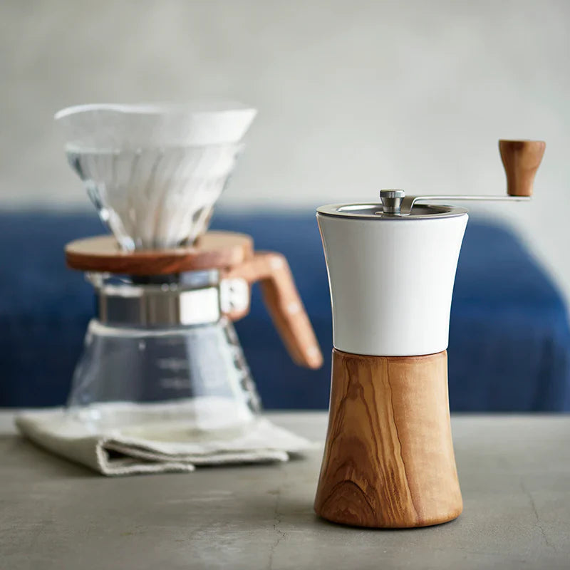 Hario V60 Kaffeemühle aus Olivenholz und Keramik mit edlem Design.