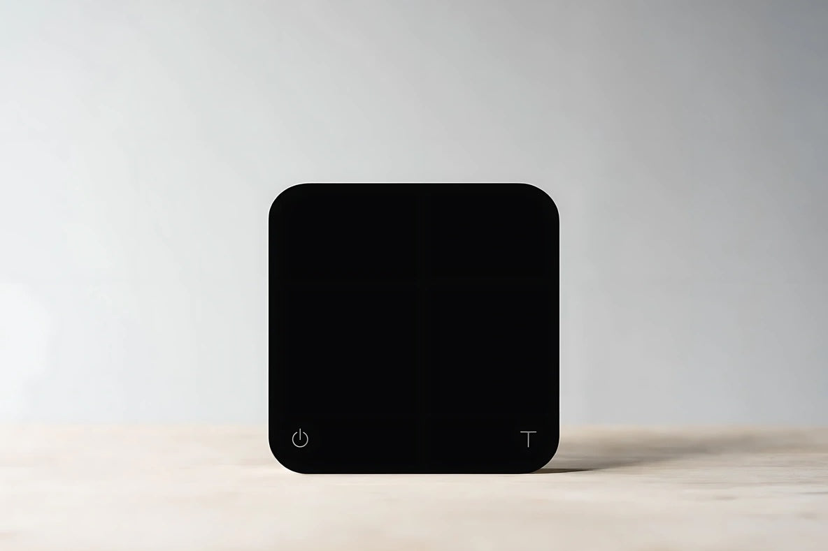 Acaia New Pearl Kaffeewaage Pitch Black with LED display and USB-C charging.