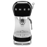 Smeg Espressomaschine ECF02BLEU Schwarz, kompakt und elegant, ideal für italienischen Espresso.