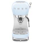 Smeg Espressomaschine ECF02PBEU in Pastellblau with compact design and integrated steam wand.