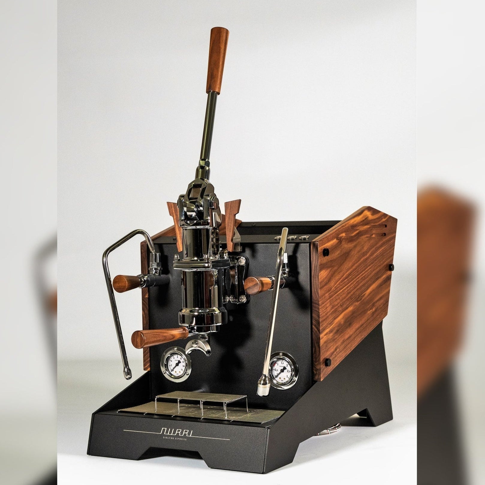 Nurri L-Type Leva SA Handhebelmaschine Schwarz mit Wallnuss