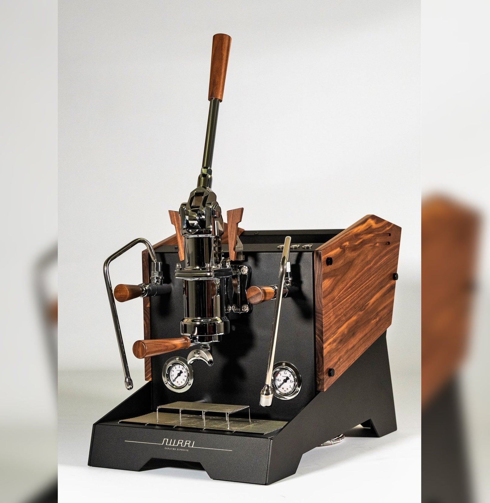 Nurri L-Type Leva SA Handhebelmaschine Schwarz mit Wallnuss