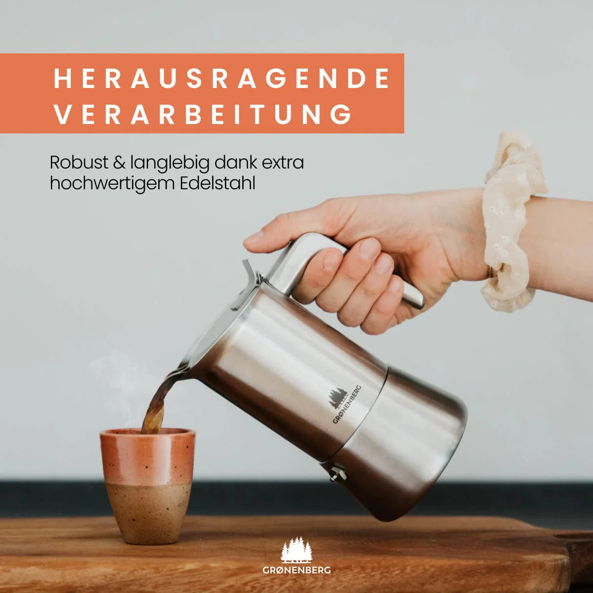 Groenenberg Espressokocher Edelstahl pouring coffee into cup, induction suitable, 4 cups capacity.